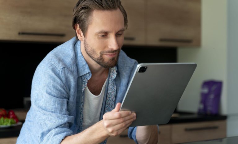 homme regardant sa tablette