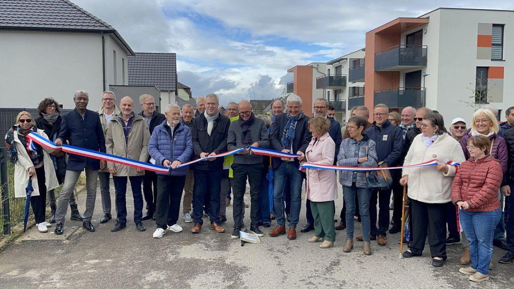 Photo du coupé de ruban lors de l'inauguration du lotissement Vert Village.