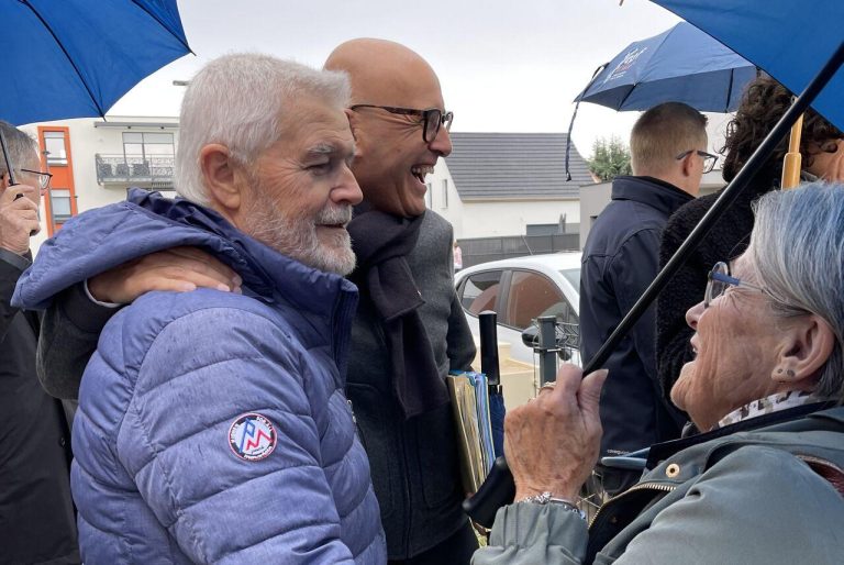 Photo du président de la CEA, Frédéric Bierry, avec le président d'Habitats de Haute-Alsace, Lucien Muller, serrant la main à une élue.