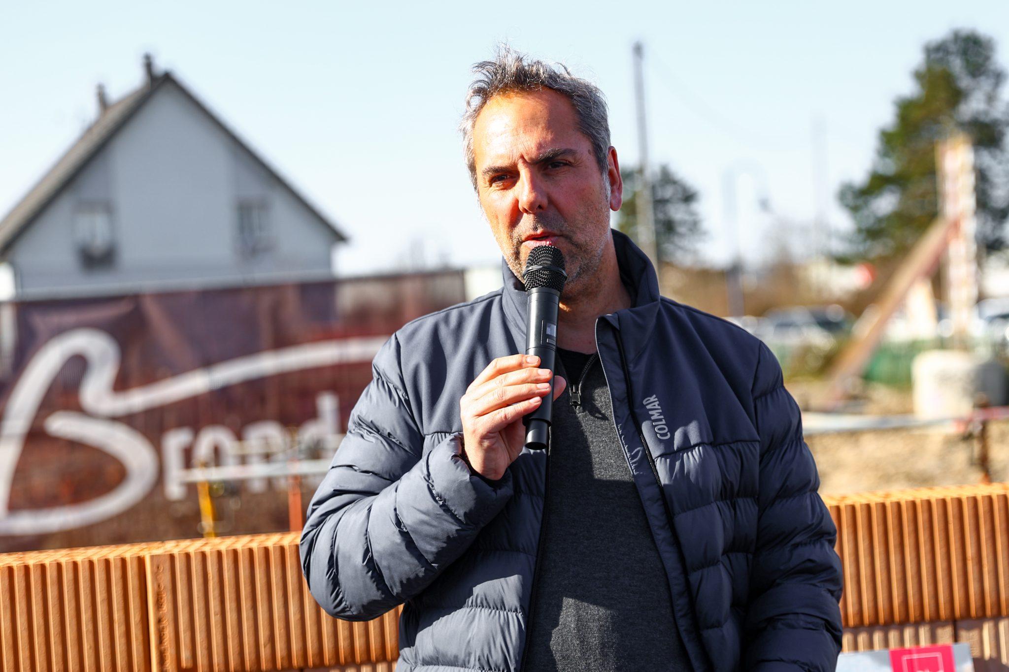 L'architecte Christophe Guinot prend la parole lors de l'inauguration de la gendarmerie de Burnhaupt-le-Haut.
Le 26 février 2026, à Burnhaupt-le-Haut (68).