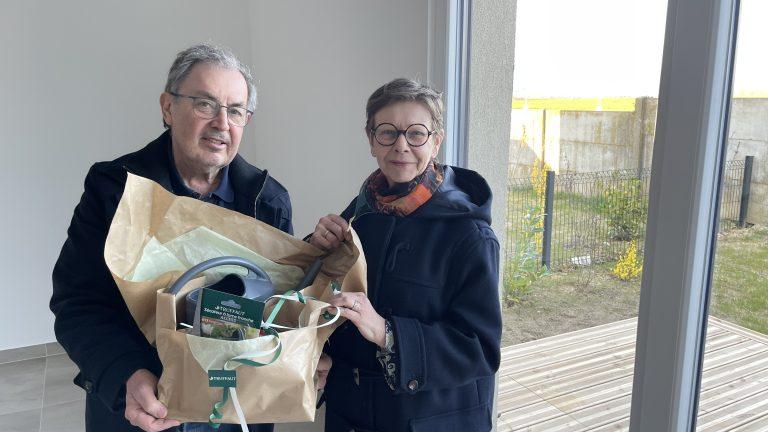 Remise d’un kit de jardinage pour accompagner leur installation dans leur nouvelle maison